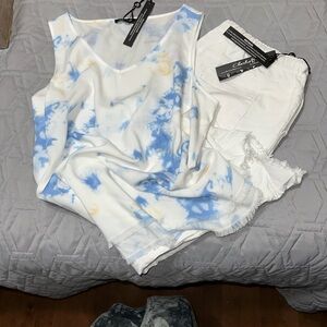 Sz. L⭐️NWT Charlie B Sky Tencel Sleeves Top With Frayed Hem.